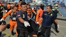 Lực lượng cứu hộ đưa thi thể một nạn nhân vào bờ chiều 29/10. Ảnh: Reuters.