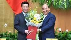 Thủ tướng trao quyết định của Chủ tịch nước về việc bổ nhiệm chức vụ Bộ trưởng Thông tin và Truyền thông đối với ông Nguyễn Mạnh Hùng. Ảnh N.H