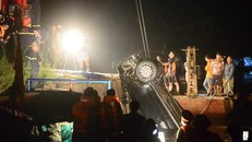 Thông tin bất ngờ vụ ô tô Mercedes lao xuống sông Hồng: Cả hai nạn nhân đều là nữ