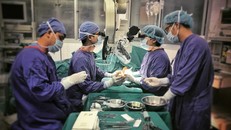 Bác sĩ phẫu thuật chuyển ngón chân thành ngón tay cái