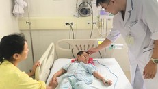 Các bác sĩ đang chăm sóc cho bệnh nhi