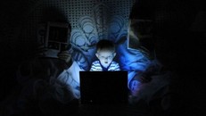 Ánh sáng xanh của điện thoại gây rối loạn giấc ngủ