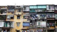 Hình ảnh một chung cư trong thành phố đã quá xuống cấp