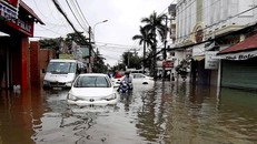 Sài Gòn ngập nặng, bác sĩ mang ủng bì bõm lộ nước cấp cứu bệnh nhân