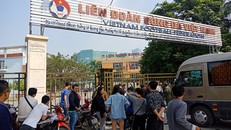 Không đặt được vé bán kết AFF Cup, hàng chục người vây trụ sở VFF