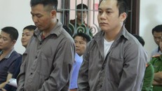 Hai tài xế Ngô Văn Sơn (trái) và Lê Ngọc Hoàng tại phiên tòa. Ảnh: N.A.