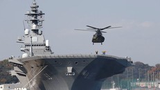 Một trực thăng hạ cánh trên tàu khu trục trực thăng Izumo của Nhật Bản (Ảnh: Sputnik)