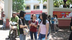 Thí sinh tham dự kỳ thi tuyển vào lớp 10 chương trình song bằng năm học 2019 - 2020.