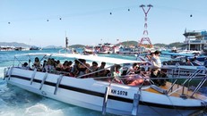 Du lịch biển thu hút khá đông du khách trong dịp hè nhưng nhiều tour chưa bảo đảm an toàn cho du khách. Ảnh: Kỳ Nam