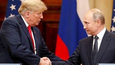 Tổng thống Mỹ Donald Trump (trái) và Tổng thống Nga Vladimir Putin gặp mặt ở Helsinki - Phần Lan hồi tháng 7-2018. Ảnh: REUTERS