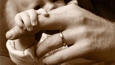 Hoàng tử Harry và Meghan lần đầu chia sẻ ảnh cận mặt con trai vô cùng đáng yêu