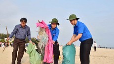 Lãnh đạo tỉnh Thừa Thiên - Huế xuống đường nhặt rác cùng người dân