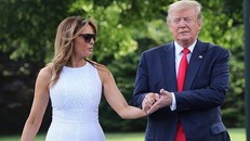 Vợ chồng Tổng thống Trump tươi cười rạng rỡ, tay trong tay một cách tình tứ