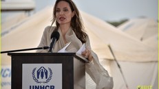 Angelina Jolie thanh lịch, vui vẻ dạo phố cùng các con