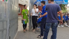 Thí sinh Minh Yến bật khóc vì quên giấy báo dự thi.