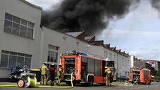 Lực lượng cứu hỏa nỗ lực kiểm soát đám cháy ở chợ Đồng Xuân tại Berlin. Ảnh: Reuters.