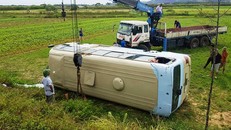 Hiện trường vụ lật ôtô khách. Ảnh: H.Bình.