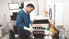 Nhà khoa học đang thực hiện giải mã bộ gene người Việt