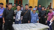 Bắt 4 đối tượng, thu giữ 100 bánh heroin ở Hòa Bình