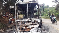 Kon Tum: Xe khách cháy rụi giữa Đèo Lò Xo, 35 hành khách thoát nạn