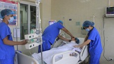 Các bác sỹ theo dõi sức khỏe cho bệnh nhân sau phẫu thuật.