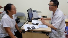 PGS Thành tư vấn cho bệnh nhân D., yêu cầu nhập viện phẫu thuật gấp. Ảnh: T.Hạnh 