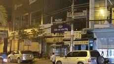 Ôtô của cơ quan điều tra đậu trước Công ty Công Lý trong đêm khám xét. Ảnh: Nhật Tân.