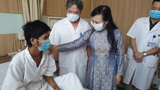 Bộ trưởng Bộ Y tế Nguyễn Thị Kim Tiến thăm một bệnh nhân được ghép tạng trong "tuần ghép tạng" tại BV Hữu nghị Việt Đức. Ảnh: Bộ Y tế