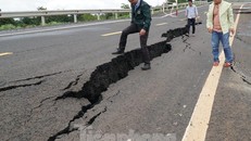 Đoạn đường Hồ Chí Minh tránh Chư Sê mới thi công xong, chưa nghiệm thu đã sụt lún, hư hỏng chỉ sau 1 trận mưa. Ảnh Lê Tiền.