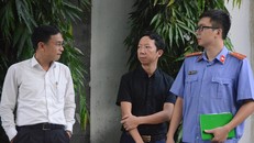 Ông Sơn (giữa), bố cháu L.H.L., có mặt tại buổi thực nghiệm hiện trường