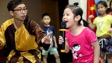 Các bé hào hứng với nhân vật chú Cuội. Ảnh: Minh Khánh