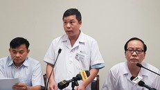 TS Tạ Anh Tuấn, Trưởng khoa Điều trị tích cực, BV Nhi TƯ thông tin về tình hình sức khỏe của cháu bé