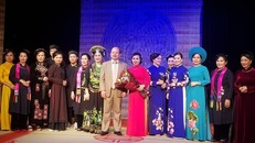 Nhà Ngoại giao Nguyễn Xuân Thắng chụp ảnh lưu niệm cùng NSND Minh Thu và các nghệ sỹ tham gia chương trình