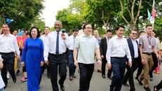 Lãnh đạo TP Hà Nội cùng các đại biểu đi bộ chào mừng kỷ niệm 20 năm Hà Nội được UNESCO vinh danh ''Thành phố vì hòa bình''