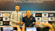 HLV McMenemy đã thua toàn diện trươc người đồng nghiệp Park Hang-seo. Ảnh: VFF.