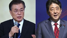 Tổng thống Hàn Quốc Moon Jae-in (trái) và Thủ tướng Nhật Bản Shinzo Abe. Ảnh: Straits Times.