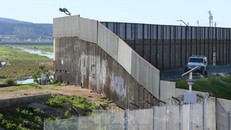 Bức tường biên giới Mỹ-Mexico tại San Ysidro, California, Mỹ ngày 25/1. Ảnh: AFP