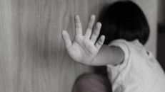 Hôn người dưới 16 tuổi bị kết tội Dâm ô trẻ em (Ảnh minh họa)