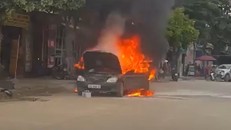 Một ô tô bốc cháy dữ dội ở Thanh Hóa chưa rõ nguyên nhân