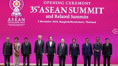 Thủ tướng Nguyễn Xuân Phúc và Trưởng đoàn các nước ASEAN chụp ảnh chung tại lễ khai mạc. (Ảnh: Thống Nhất/TTXVN)