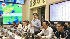 Đại diện cơ quan khí tượng thuỷ văn Quốc gia thông tin tại cuộc họp sáng 11/11