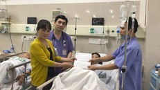 Phòng CTXH của BV Bạch Mai trao tiền hỗ trợ cho bệnh nhân 