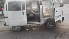 Bình Dương: Xe chở 10 học sinh tiểu học bốc cháy, nhiều người lao vào cứu hỏa