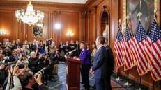 Chủ tịch Hạ viện Nancy Pelosi phát biểu tại cuộc họp báo ngày 10-12 công bố 2 cáo buộc với Tổng thống Donald Trump, bên cạnh một số lãnh đạo Dân chủ tại Hạ viện. Ảnh: REUTERS