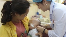 Bé trai đang ngủ rơi từ tầng 2 xuống tầng 1