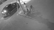 Hình ảnh trích xuất từ camera cho thấy tài xế ôtô có hành vi dắt xe đạp của nạn nhân khỏi hiện trường. Ảnh: Người nhà cung cấp.