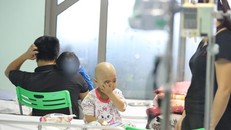 Bệnh nhi bị cúm A nằm phòng cách ly Bệnh viện Nhi T.Ư ngày 19/12. Ảnh: Như Ý