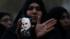Người dân Iran giơ ảnh của ông Kassem Suleimani.