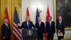 Tổng thống Mỹ Donald Trump phát biểu tại lễ ký trước sự chứng kiến của lãnh đạo cấp cao hai nước. Ảnh: Reuters