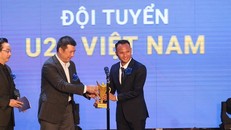 Trọng Hoàng thay mặt đội tuyển U22 nhận giải "Đội tuyển của năm"